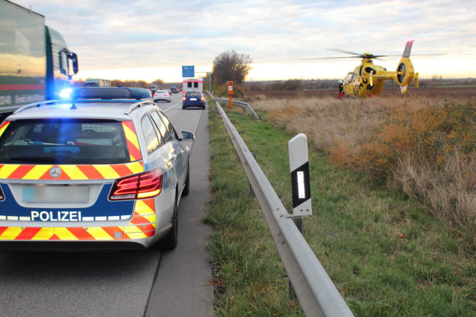 Der Autofahrer hielt auf dem Standstreifen der Autobahn.