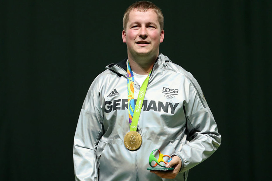 Christian Reiz freut sich über seine Goldmedaille.