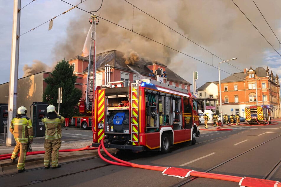 Die ehemalige Staatsoperette in Leuben geriet am Freitagabend in Brand.