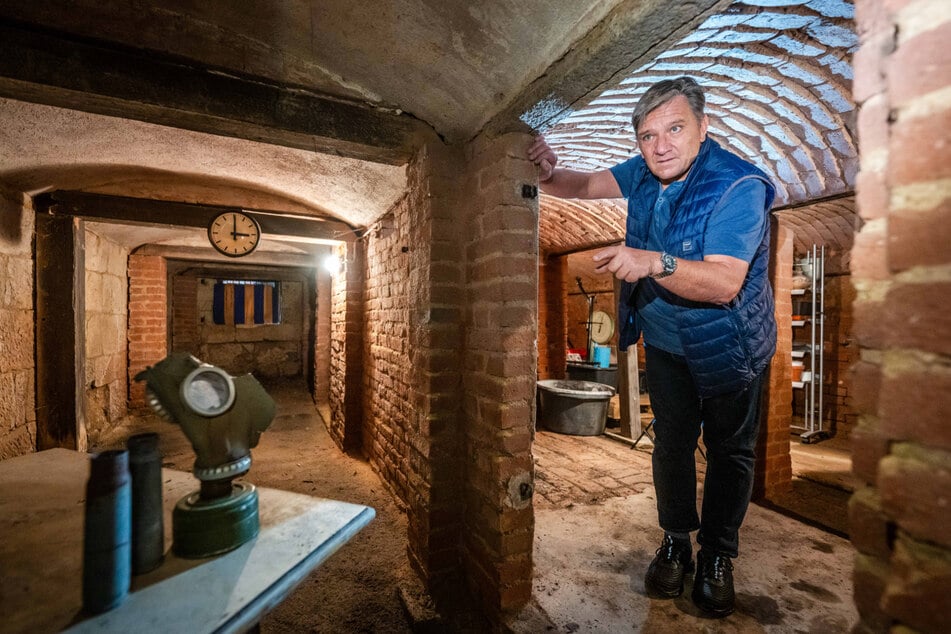 Jörg Köhler (59) steht im alten Bierkeller und blickt in den Luftschutzraum.