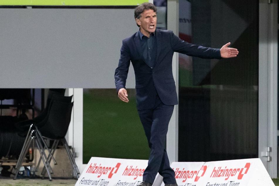 Berlins Trainer Bruno Labbadia (54) gestikuliert am Rand des Spielfeldes.