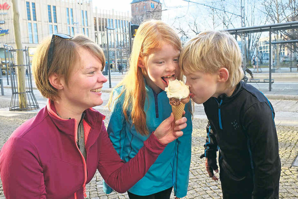 "Prädikat lecker": Jana (37), Charlotte (7) und Finian Felber (7) ließen sich das erste Eis des Jahres schmecken.