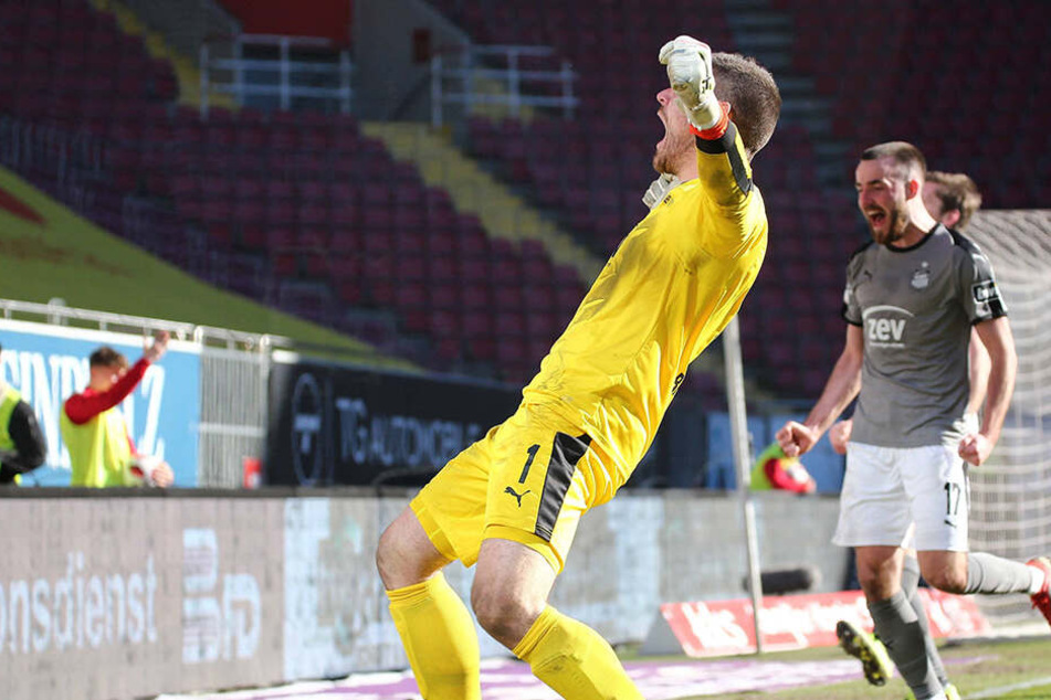So jubelte FSV-Torwart Brinkies nach dem Abpfiff auf dem "Betze".