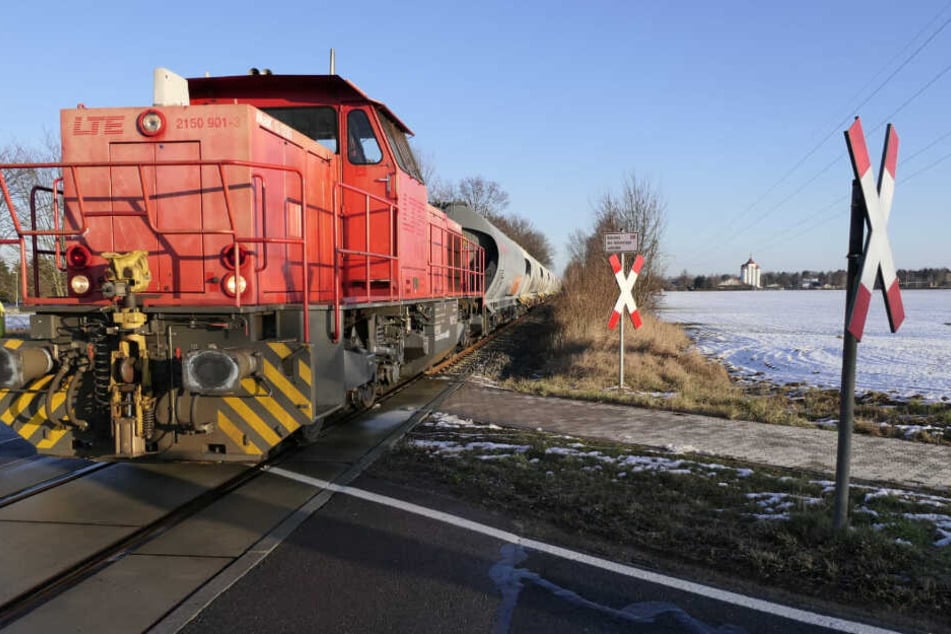 Auf einem mit einem Andreaskreuz gesicherten Bahnübergang kam es am frühen Morgen zu einem Zusammenstoß zwischen einem Pkw und einem Triebfahrzeug.