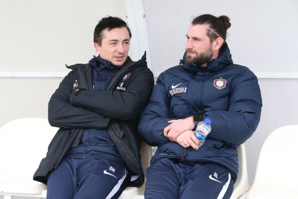 Coach Daniel Meyer (l., mit Co-Trainer Robin Lenk) will mit seinem Team am Sonntag gegen die Zebras aus Duisburg unbedingt drei Punkte einfahren.