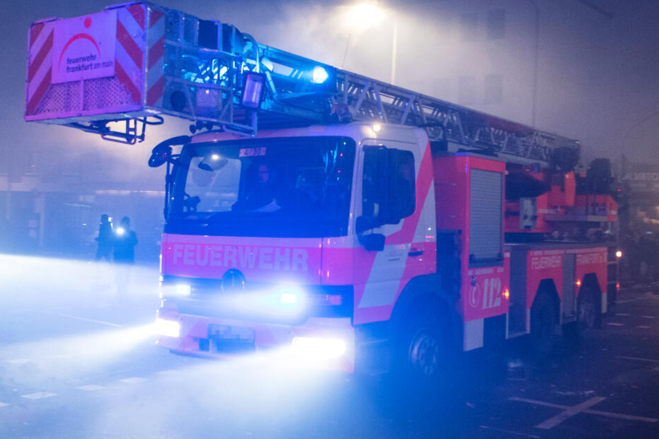 Mit Hilfe einer Drehleiter konnte das Feuer rasch gelöscht werden (Symbolbild).
