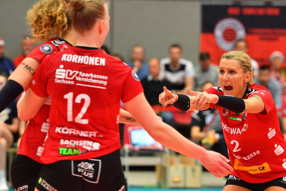 Zuspielerin Mareen Apitz (re.) verteilte die Bälle klug und bekam zurecht die goldene MVP-Medaille für die wertvollste Spielerin der Partie.