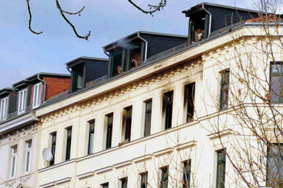 Bei den Löscharbeiten hatten Einsatzkräfte die Leiche einer Frau im vierten Stock des Hauses entdeckt.