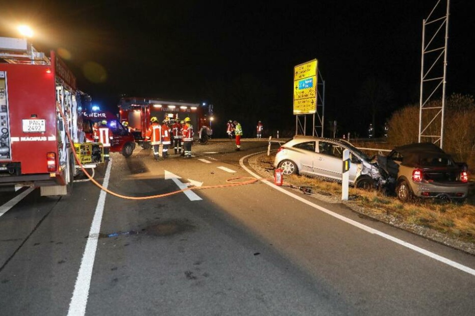Die Feuerwehr sperrte die Straße halbseitig ab.