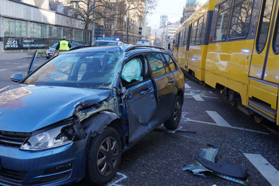 Ein Blick auf den beschädigten VW.