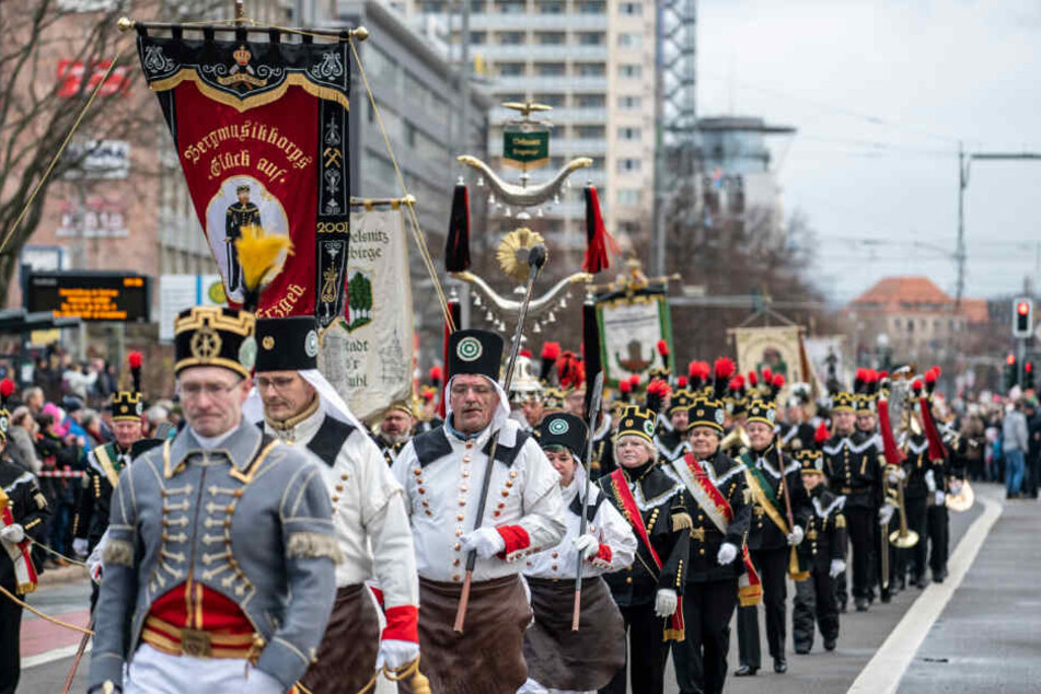 In feierlicher Tracht: Rund 1100 Bergleute waren bei der Chemnitzer Bergparade - der größten Deutschlands - dabei.