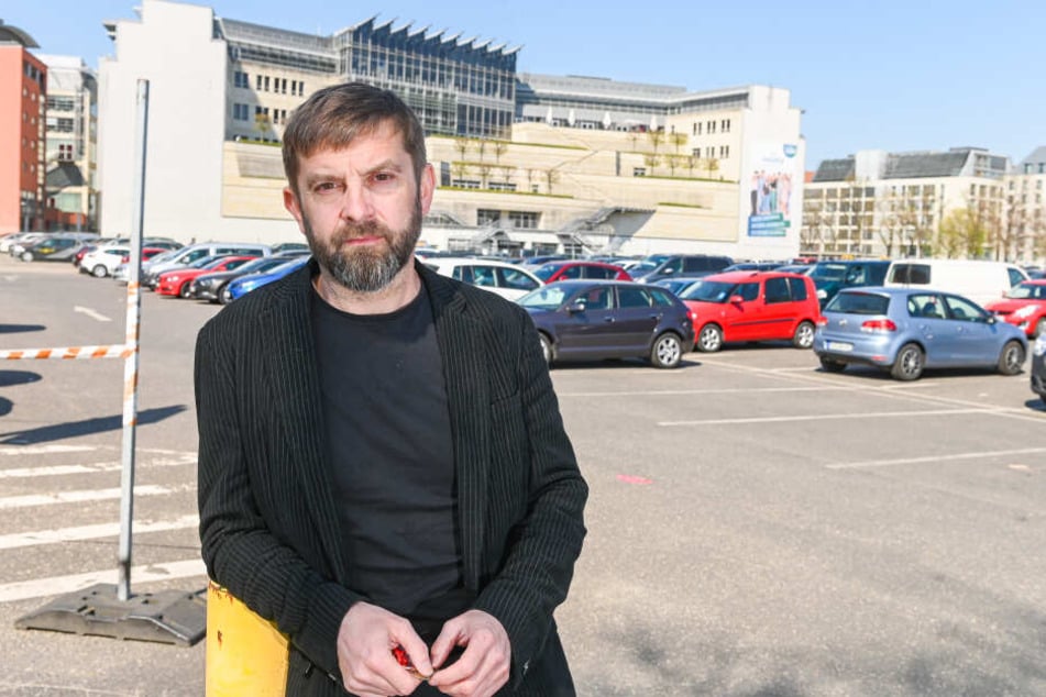 Sauer über die Kündigung der Stadt: Mike Haza (47) auf dem Ferdinandplatz.