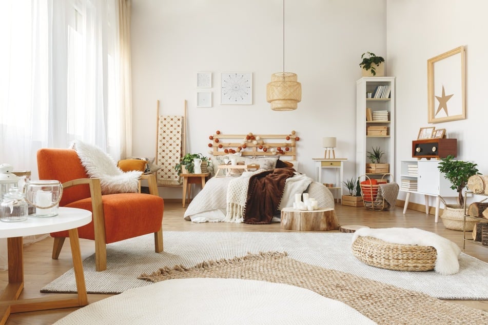 Auch mit dicken Teppichen und Polstermöbeln kann man die hellhörige Wohnung dämmen.