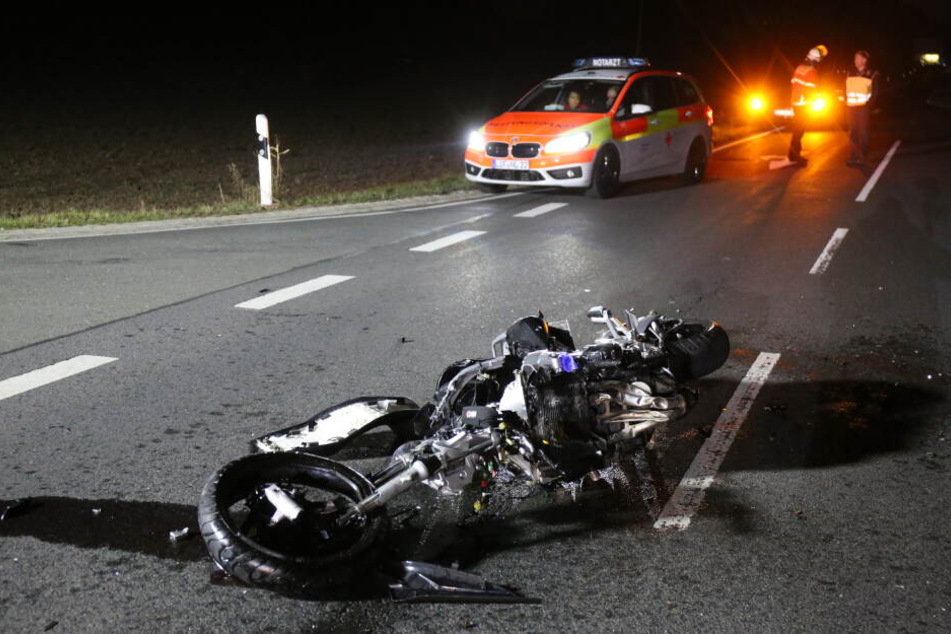 Der Fahrer des Motorrads starb noch an der Unfallstelle.