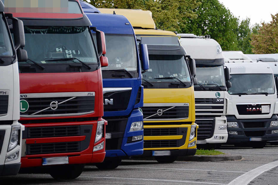 Am Wochenende wurde auf einem Autobahnparkplatz ein toter Trucker gefunden. (Symbolbild)