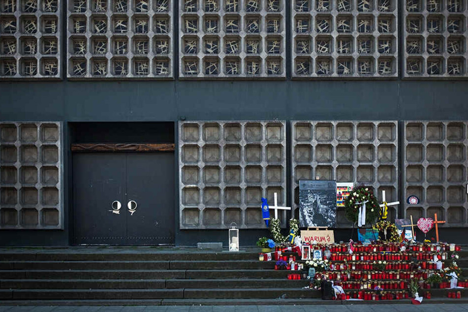 Eine Gedenkstelle für die Opfer an der Gedächtniskirche: ein Ort der Anteilnahme.