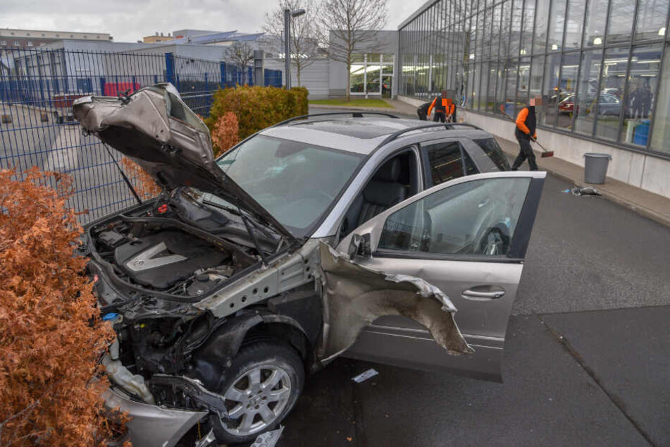 Das Wrack der Mercedes M-Klasse.