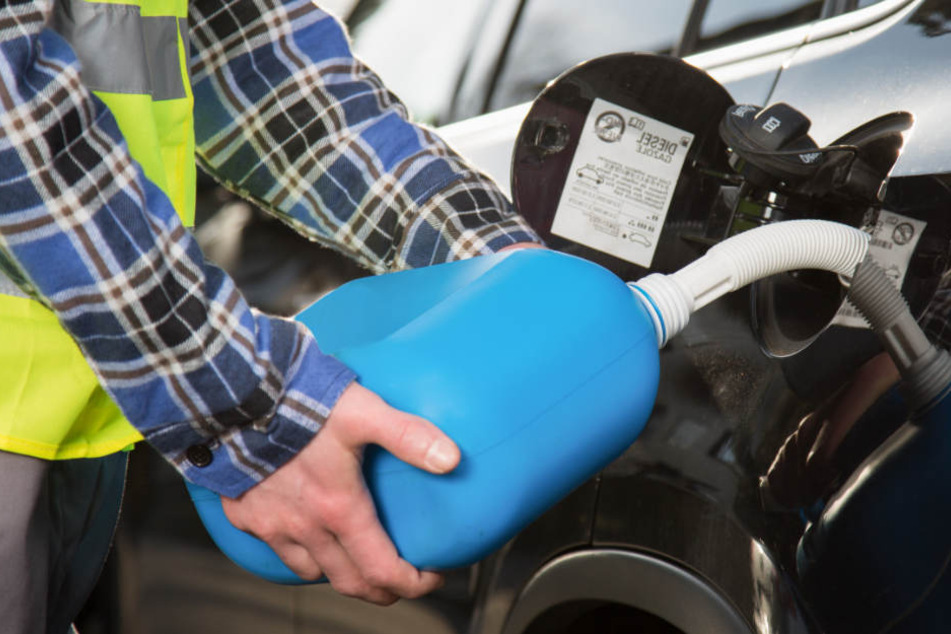 Ihren Kanister füllten die beiden nicht an einer Tankstelle. (Symbolbild)