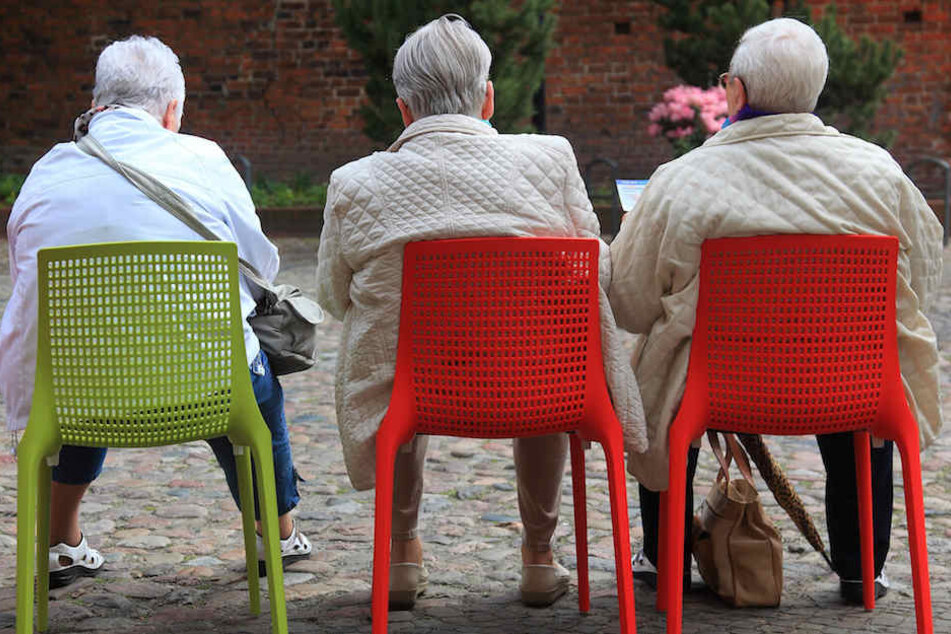 Merkel und Seehofer fordern die SPD auf, die Rentner im Land nicht zu "verunsichern". (Symbolbild)