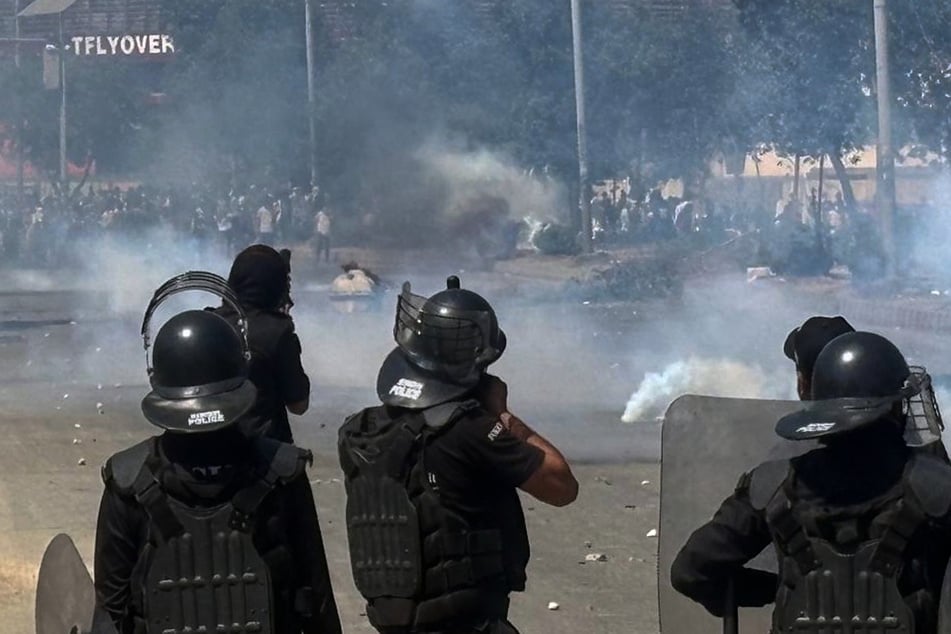 Demonstranten versuchen, das US-Konsulat in Karachi zu stürmen. Die Polizei setzt Tränengas ein.