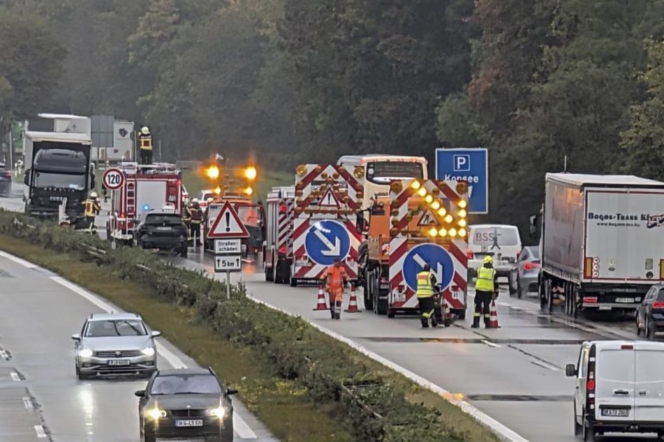 Ein Laster (l.) hat die Leitplanke auf der A3 durchbrochen und für eine Sperrung der Autobahn gesorgt.