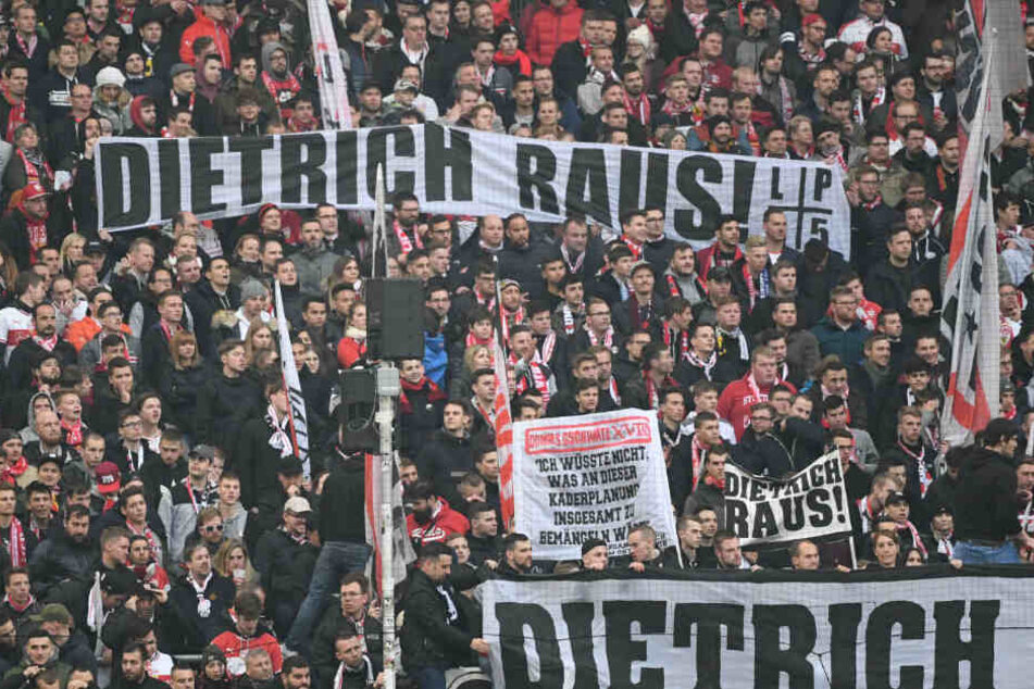 VfB-Fans skandieren beim Bundesliga-Heimspiel gegen Bayer 04 Leverkusen "Dietrich raus!" auf Bannern.
