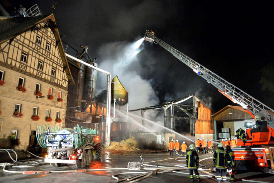 23. August 2015: Feuerwehrleute bekämpfen den Brand in Kirchberg an der Jagst.