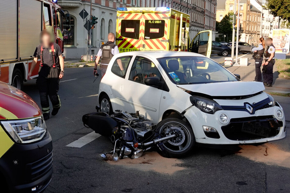 Crash in Chemnitz: Renault kracht mit Motorradfahrer zusammen
