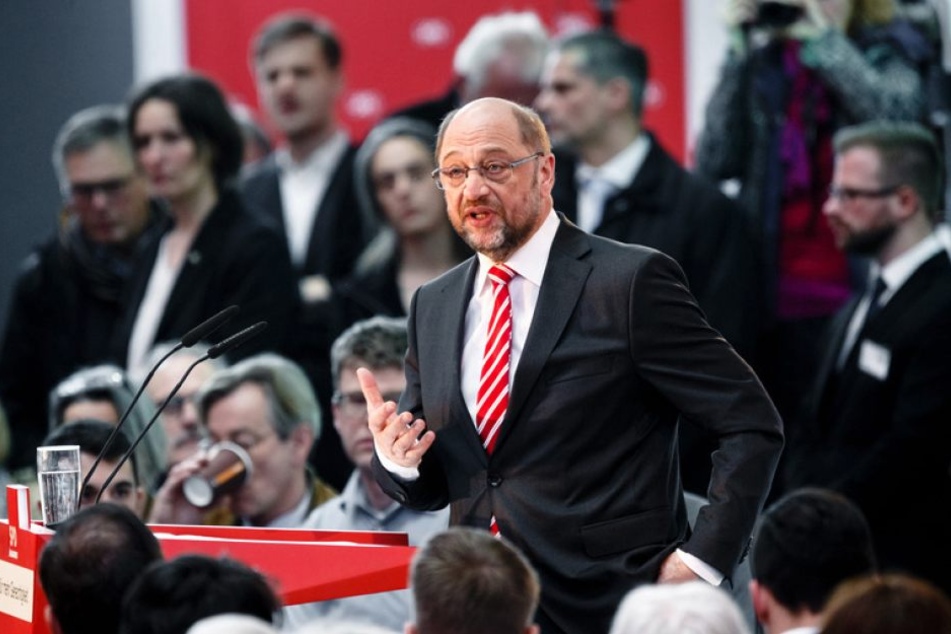 Erstmals seit der Ausrufung von Martin Schulz als SPD-Kanzlerkandidat fällt die Partei in der Wählergunst zurück.