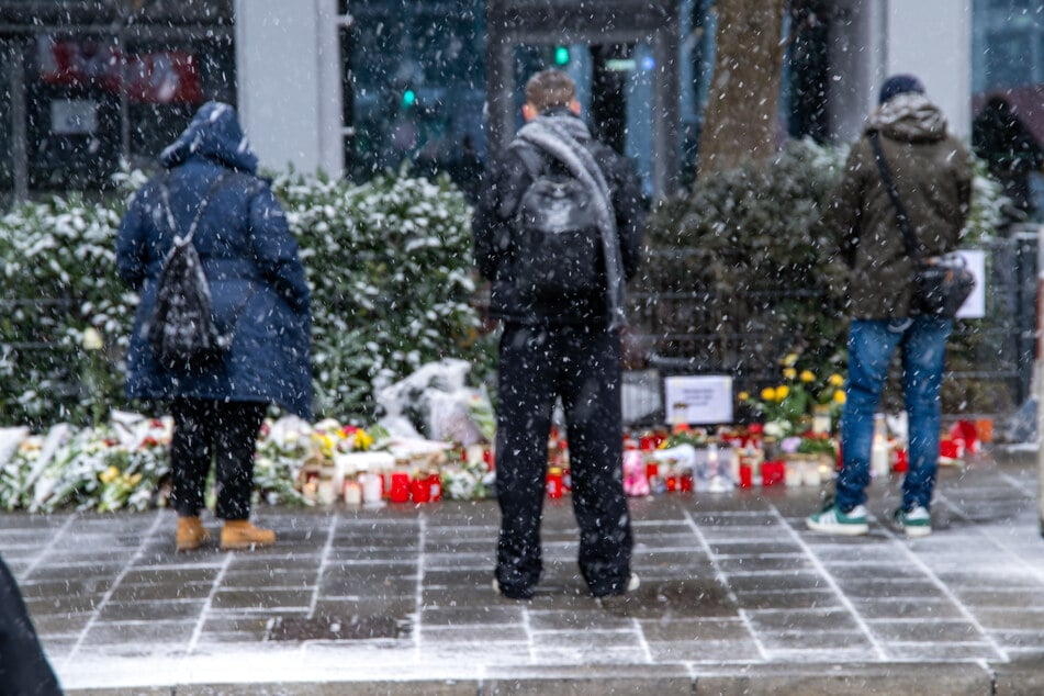 Menschen gedenken in München den Opfern des Anschlags vom vergangenen Donnerstag. Auch ver.di will bei ihren Streiks an das verstorbene Mädchen (†2) und dessen Mutter (†37) erinnern.