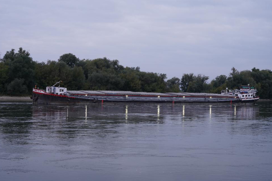 Das Güterschiff ist auf eine Kiesbank in der Donau aufgelaufen.