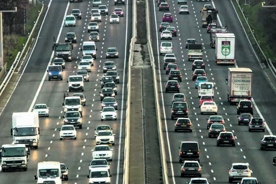 Vor den Feiertagen nimmt der Fernverkehr auf den Autobahnen merklich zu. Dann fahren die Menschen quer durchs Land, um ihre Lieben zu besuchen.