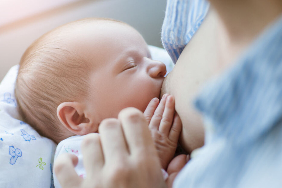 Muttermilch gibt dem Baby die wichtigsten Nährstoffe, die es für eine gesunde Entwicklung braucht.