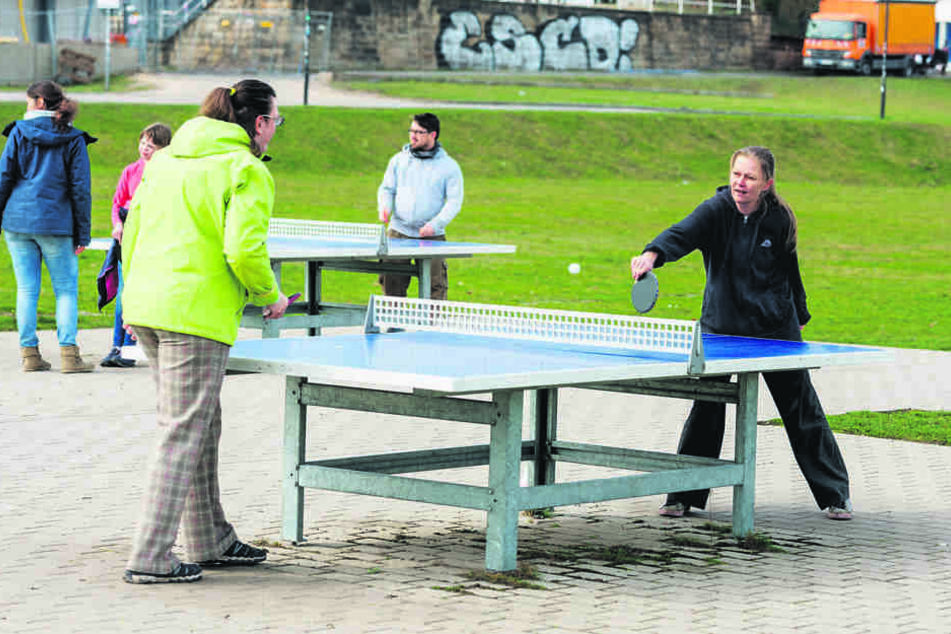 Pingpong: Yvonne Schweidler (40, r.) und Ines Krause jagen den Ball.