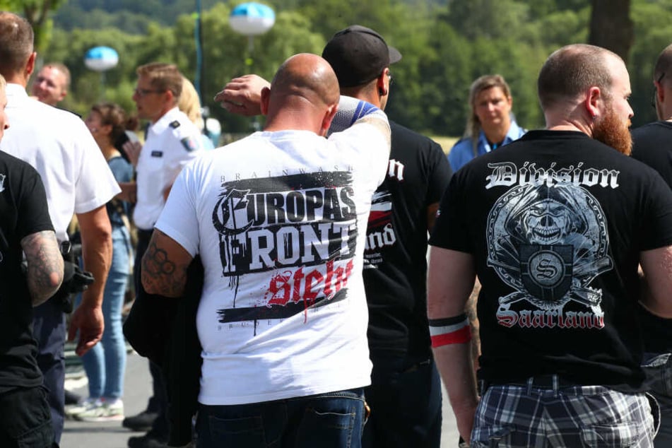 Neonazis bei einem Rechtsrock-Festival. (Archivbild)