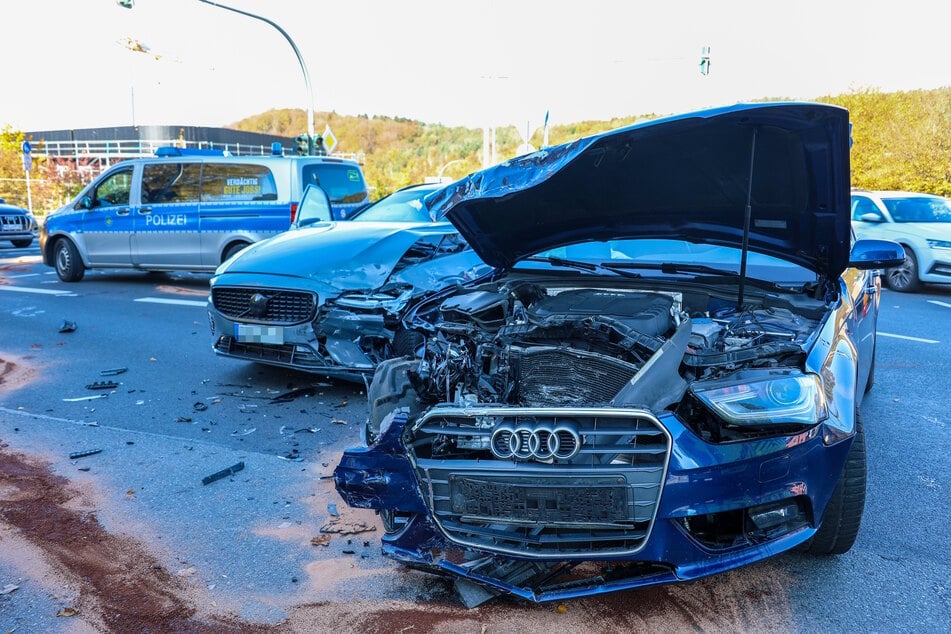 Ein Volvo und ein Audi krachten auf der Kreuzung B169/S255 zusammen.