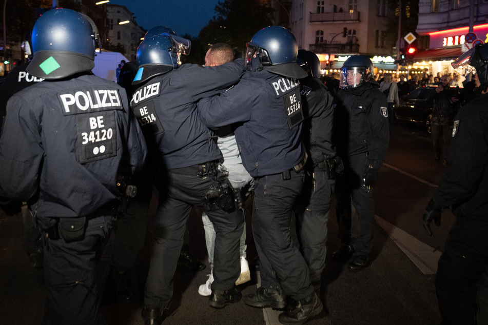 Wie geht man in der aktuellen Situation mit Demonstrationen um, die sich gegen Israel richten und zum Teil auch aggressiv und judenfeindlich sind? Die Berliner Polizei verfolgt weiterhin eine bestimmte Linie.