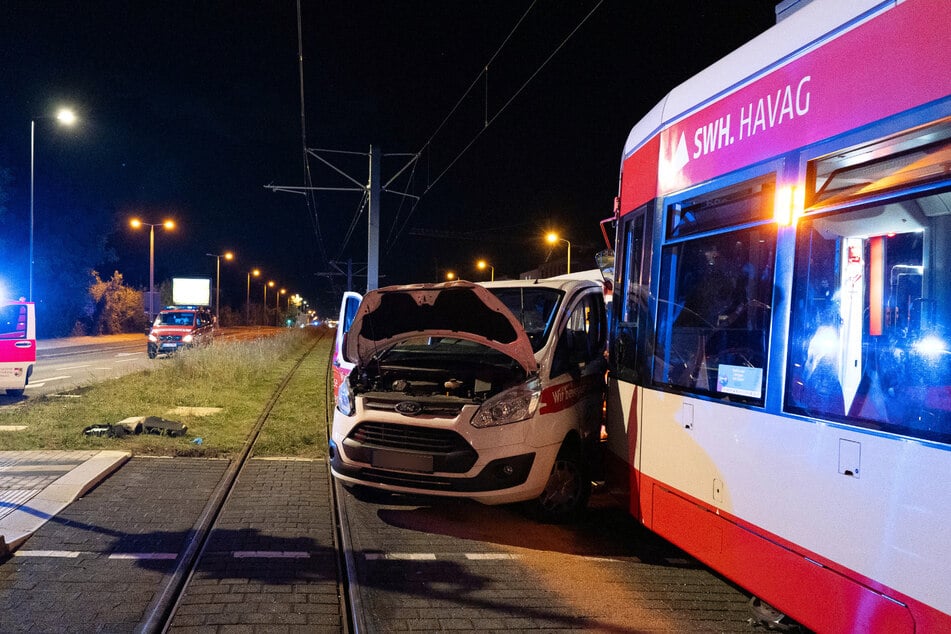 Alle acht Mitfahrer wurden verletzt.