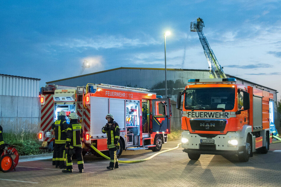 Köln: Feuerwehreinsatz beendet: Brand auf Recyclinghof in Köln gelöscht!