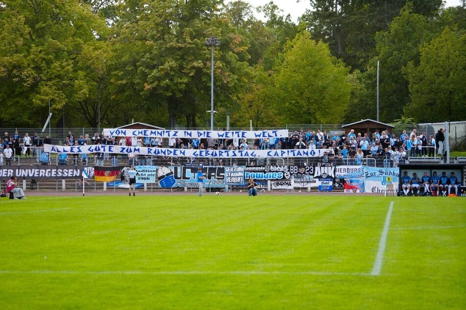 Einige CFC-Fans waren nach Berlin gereist. Sie hielten ein Spruchband für Chemnitz-Legende Michael Ballack in die Höhe, der am Samstag seinen 50. Geburtstag feierte.
