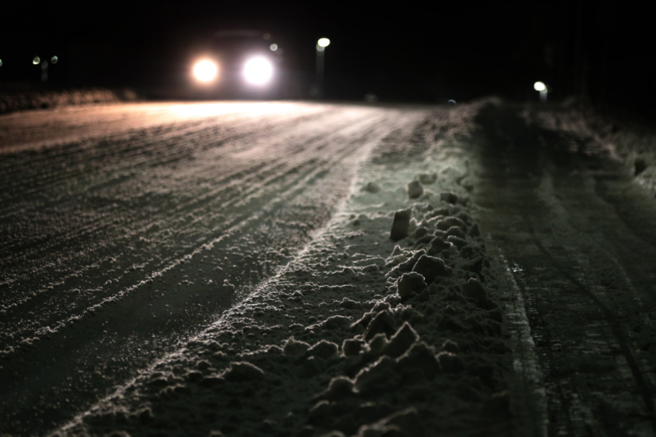 Für Autofahrer in Bayern ist aufgrund der Witterung auch in den nächsten Tagen Vorsicht geboten. (Symbolbild)