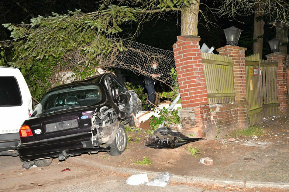 Der 18-Jährige prallte zunächst gegen einen Baum, dann gegen einen abgestellten Transporter und fuhr schließlich gegen eine Mauer.