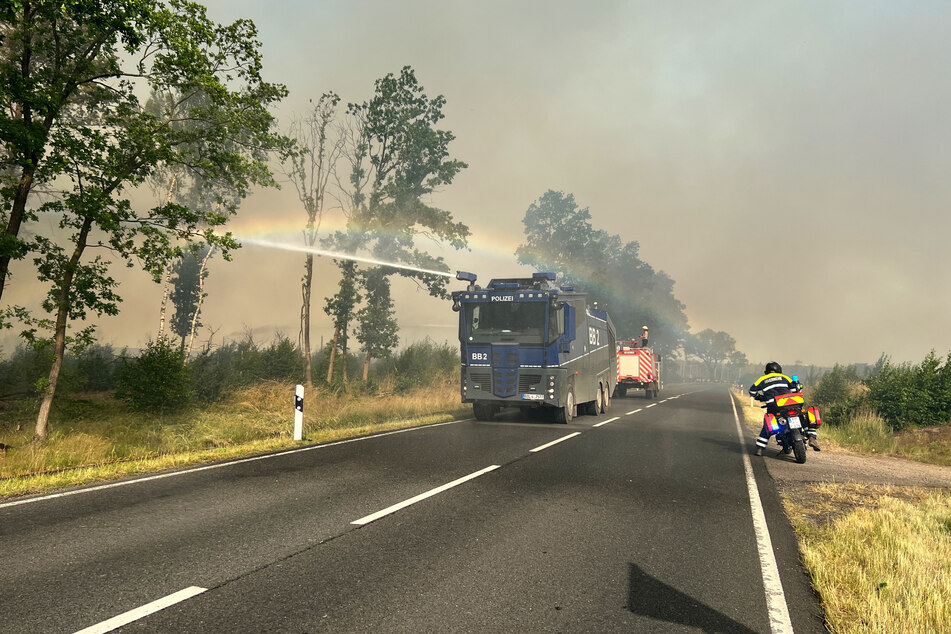 Das Feuer in Brandenburg betrifft nach zwischenzeitlicher Abnahme wieder eine größere Fläche.