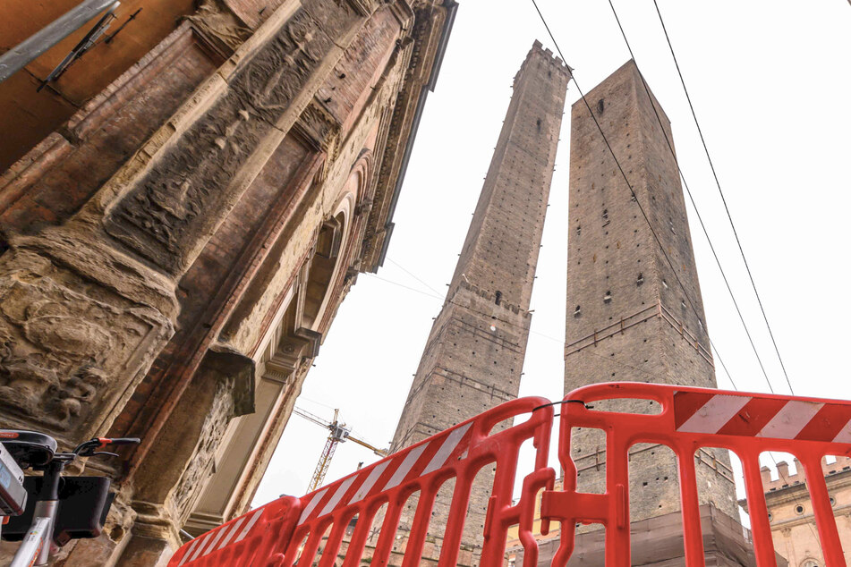 Höchste Alarmstufe: Schiefer Turm von Bologna kurz vor dem Einsturz?