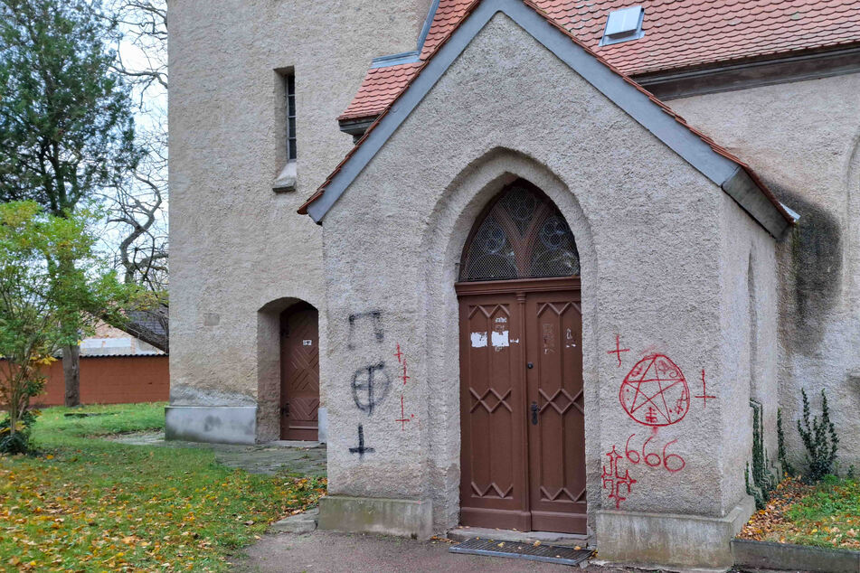 Pentagramm und umgedrehte Kreuze: Okkulte Zeichen an Kirche und Kindergarten geschmiert