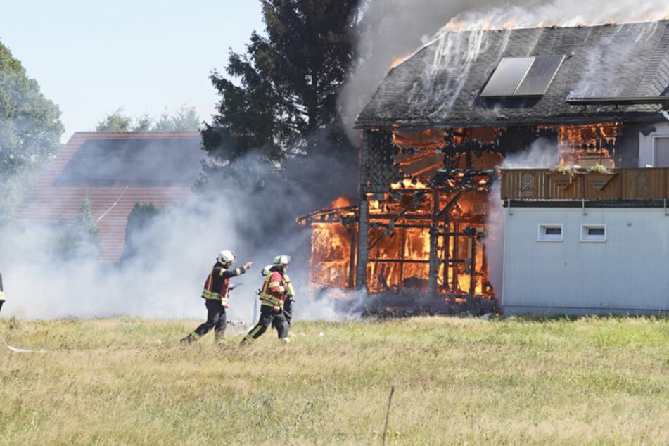 Großbrand in der Oberlausitz! Scheunenfeuer greift auf Wohnhaus über