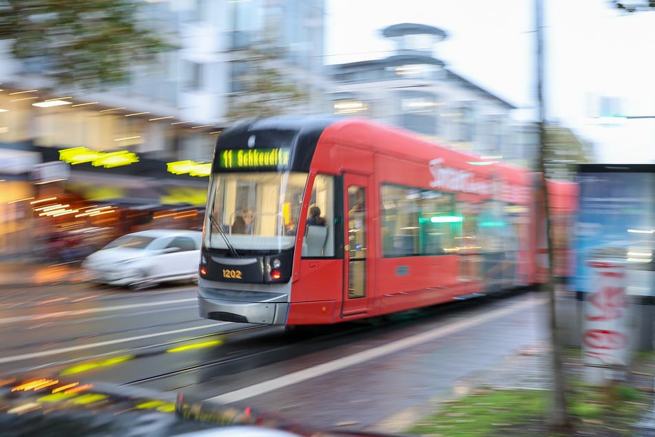 Ein Problem für Straßenbahnen: Falschparker. (Archivbild)