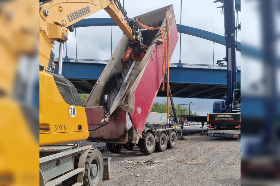 Am Donnerstagnachmittag wurde der Lkw mithilfe eines Krans wieder aufgestellt.