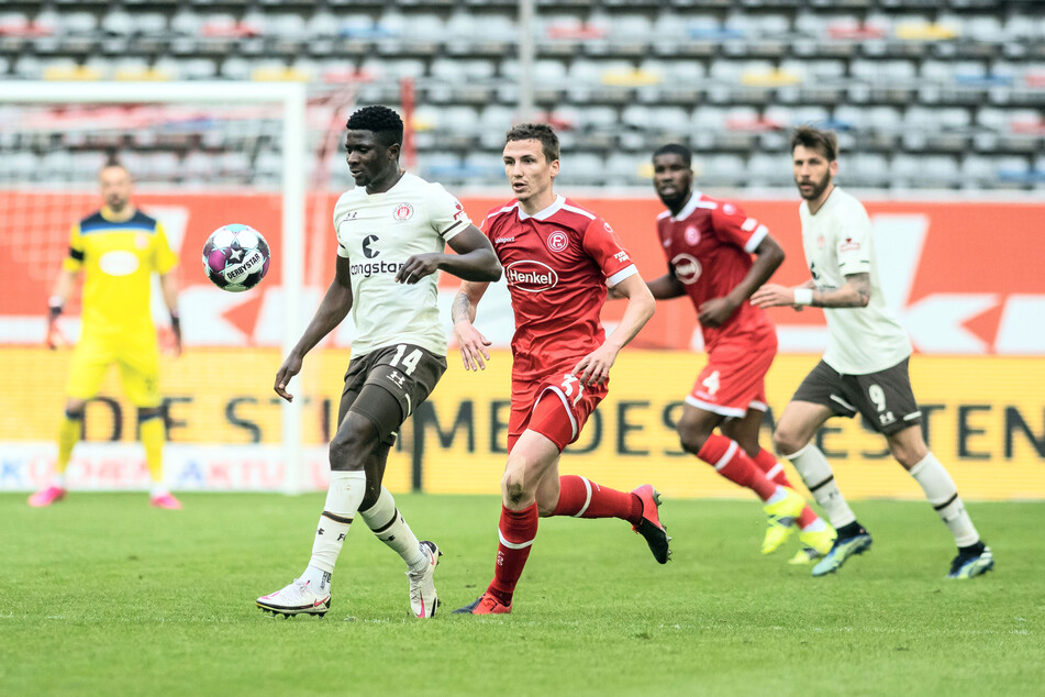 Der FC St. Pauli muss im Saisonendspurt auf Mittelfeldspieler Afeez Aremu (21, l.) verzichten, der aus privaten Gründen in seine Heimat reist.