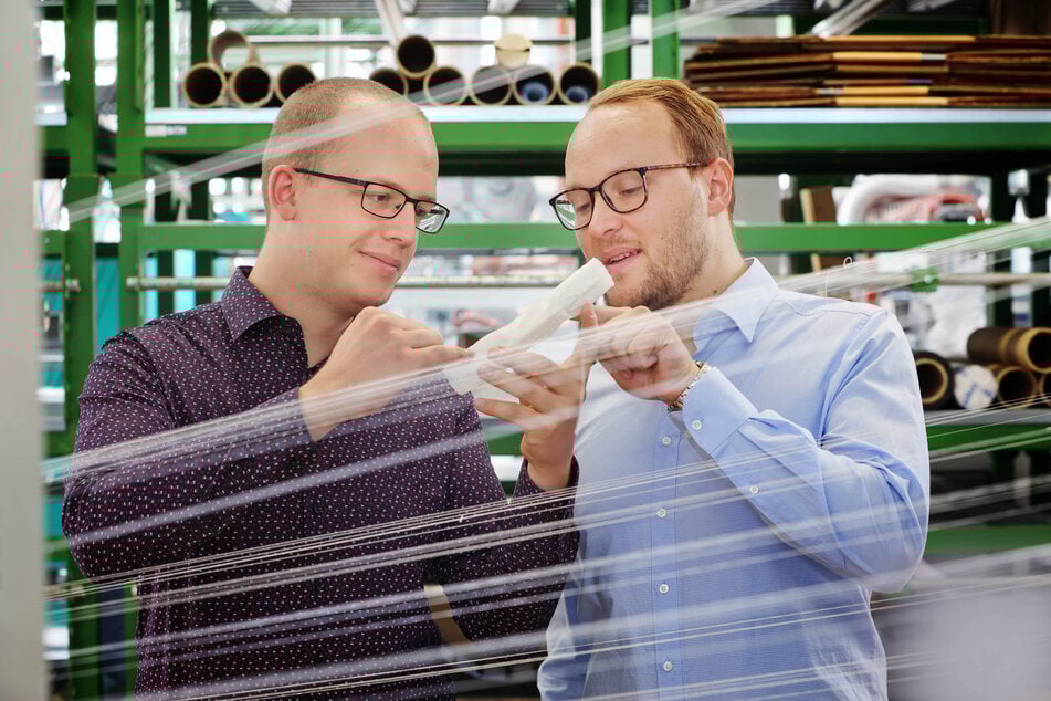 Gewebte Herzklappen made in Dresden: Dr. Ronny Brünler (35, r.) und Philipp Schegner (30) haben vier Jahre getüftelt, um die dafür nötige Textil-Technologie zur Reife zu bringen.
